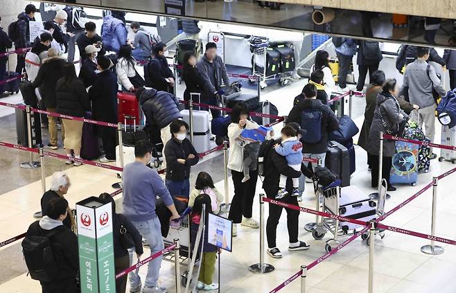 지난 2월 28일 서울 강서구 김포국제공항 국제선 출국장이 여행객들로 붐비고 있다. /사진 = 뉴시스 /사진=김근수
