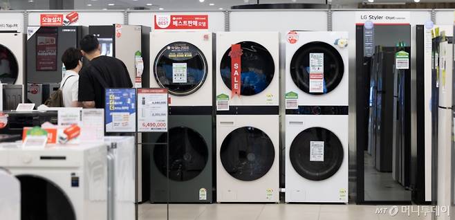 (서울=뉴스1) 이승배 기자 = 서울 시내의 한 대형 가전매장에 냉장고와 세탁기 등이 진열돼 있다. 2025.6.13/뉴스1  Copyright (C) 뉴스1. All rights reserved. 무단 전재 및 재배포,  AI학습 이용 금지. /사진=(서울=뉴스1) 이승배 기자