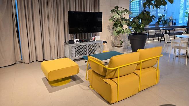 '넥다 플러스'에는 플레이스테이션과 닌텐도 스위치, 각종 CD가 비치된 게임존과 대형 스크린이 위치해있다./사진=이찬종 기자