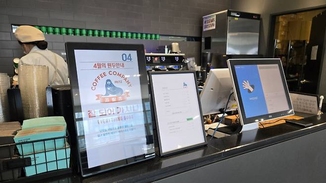 유명 카페와 콜라보해 사내 팝업스토어를 두는 것이 인상적이었다. 이날은 최근 젊은 세대에게 인기를 얻고 있는 카페 브랜드 '프릳츠 커피' 팝업스토어가 자리하고 있었다. 아메리카노가 2500원으로 양재점의 4900원의 절반 수준에 불과했다./사진=이찬종 기자