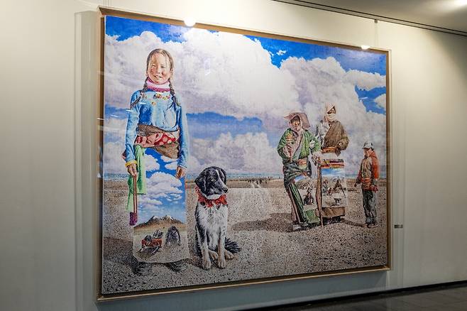 대형 유화 속 티베트 아이들의 눈빛에 생동감이 어려있어 말을 거는 것만 같다. 마주치면 한참을 멍하니 서 있게 된다. 임영선 작가는 2012년 넥슨의 사회공헌사업 '작은 책방'에 참여해 영감을 받아 초상화를 그리게 됐다./사진제공=넥슨