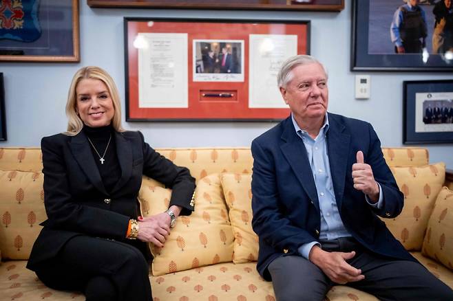 (워싱턴 AFP=뉴스1) 우동명 기자 = 팜 본디 미국 법무장관 지명자가 2일 (현지시간) 워싱턴 러셀 상원 오피스 빌딩에서 법사위원인 린지 그레이엄 상원의원과 만나고 있다. 2024.12..03 /AFPBBNews=뉴스1