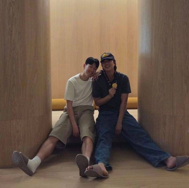 배우 공유가 국가대표 축구선수 손흥민(왼쪽)과 함께 찍은 사진을 공개했다. /사진=공유 SNS