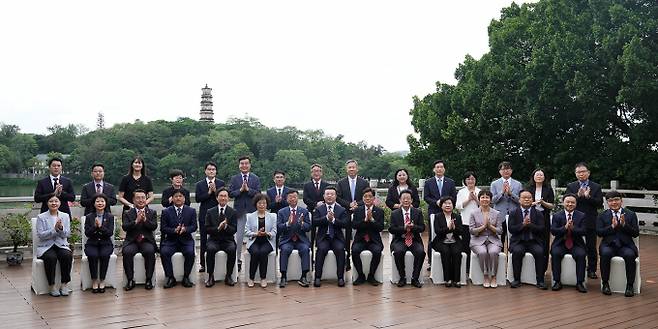 신상진 성남시장(앞줄 오른쪽서 9번째)이 18일 후이저우 호텔에서 후이저우시장, 주광저우 대한민국 총영사, 양 도시 의회 및 관련 기관 등 40여 명이 참석한 가운데 자매결연 협약식을 갖고 야외에서 단체사진을 찍고 있다. /사진제공=성남시