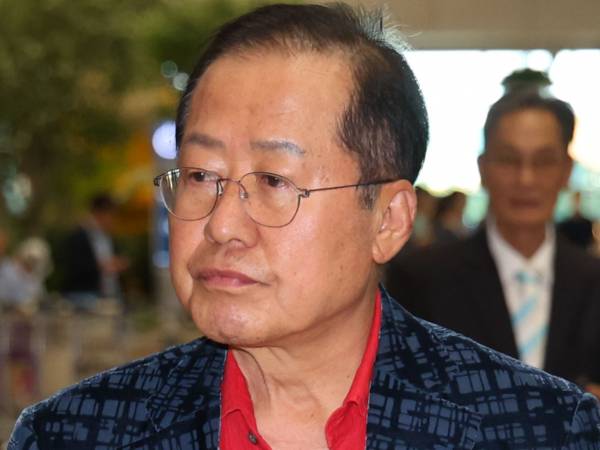 홍준표 전 대구시장이 국민의힘 해산 가능성을 재차 주장했다. 사진은 국민의힘 대선 후보 경선에서 탈락한 뒤 정계 은퇴를 선언하고 하와이에 체류했던 홍준표 전 대구시장이 지난 17일 인천 중구 인천국제공항 제1터미널을 통해 귀국하고 있는 모습. /사진=뉴시스