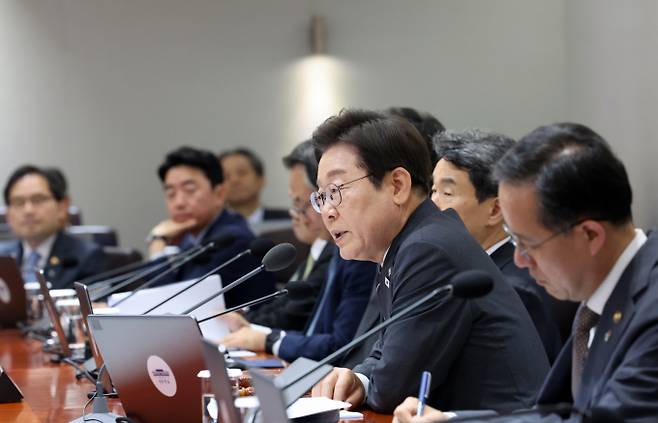 이재명 정부 출범 이후 첫 추가경정예산(추경)안 심의에서 2조7000억원 규모의 건설투자가 의결됐다. 사진은 이 대통령이 19일 서울 용산구 대통령실 청사에서 열린 국무회의에 출석해 발언하는 모습. /사진=대통령실사진기자단