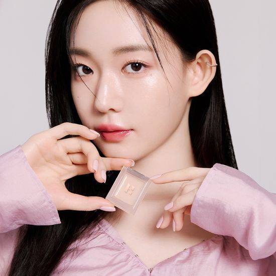 홀리카홀리카가 '마이 페이브 피스 컨실러' 12종을 새롭게 선보였다. 사진은 '마이 페이브 피스 컨실러' 화보 사진. /사진=홀리카홀리카