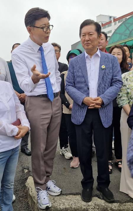 '김철우 보성군수와 대화하는 정청래 의원'-더불어민주당 당대표 출마를 선언한 정청래 의원(사진 오른쪽)이 18일 전남 보성 벌교 5일 시장을 방문해 이재명 정부 성공을 위해 국민들의 지지가 필요하다고 강조했다./홍기철기자