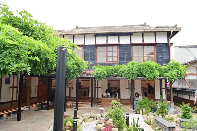 일제강점기에 여관 건물로 지어졌다가 요정, 식당 등을 거쳐 카페가 된 고창읍의 조양관.