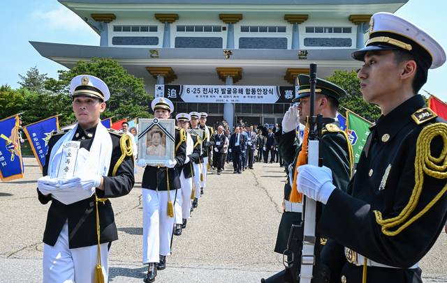 육군은 16일 국립영천호국원을 시작으로 18일 국립대전현충원과 국립서울현충원에서 ‘6·25전쟁 전사자 발굴유해 합동안장식’을 엄수했다.  18일 국립대전현충원에서 실시된 합동안장식에서 영결식을 마친 전사자들의 영정 및 영현이 안장을 위해 이동하고 있는 모습. 육군 제공