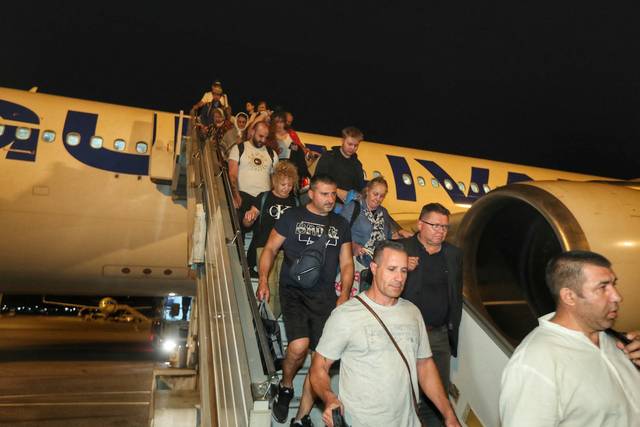 이스라엘서 탈출 : 18일 이란과의 무력 충돌이 격화 중인 이스라엘에서 탈출한 미국과 불가리아, 벨기에, 알바니아 등 여러 나라 국민들이 불가리아 소피아의 바실 레프스키 공항에 도착해 비행기에서 내리고 있다. 불가리아 당국은 1차로 이스라엘을 나와 자국에 도착한 인원이 148명이라고 밝혔다. 로이터 연합뉴스