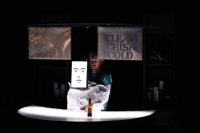 스코틀랜드 극단 ‘토르토이즈 인 어 넛쉘의 ‘컨선드 아더스’ [서울문화재단 제공]