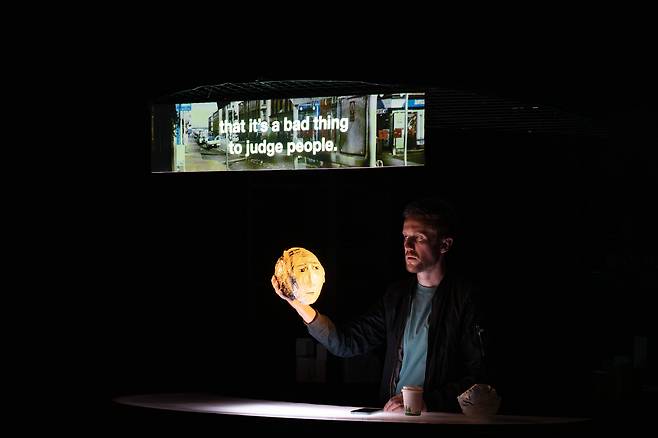 스코틀랜드 극단 ‘토르토이즈 인 어 넛쉘의 ‘컨선드 아더스’ [서울문화재단 제공]