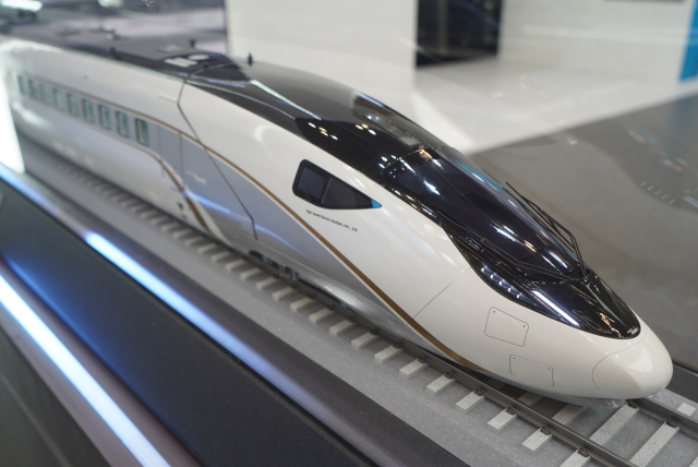 18일 부산 벡스코에서 열린 ‘2025 부산국제철도기술산업전’에 전시된 현대로템의 차세대 고속철도 ‘EMU-370’ 모형 [현대로템 제공]