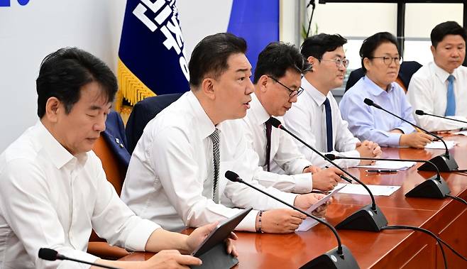 김병기(왼쪽 두 번째) 더불어민주당 당대표 직무대행 겸 원내대표가 19일 오전 서울 여의도 국회에서 열린 정책조정회의에 참석해 모두발언하고 있다. 이상섭 기자