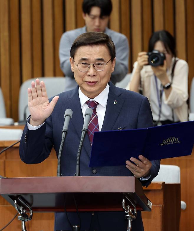 이종석 국가정보원장 후보자가 19일 오전 서울 여의도 국회에서 열린 정보위원회의 인사청문회에 출석해 선서하고 있다. 이상섭 기자