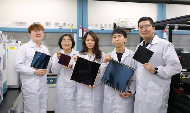 페로브스카이스 태양전지 대량생산기술을 개발한 전남중(오른쪽 끝) 박사 연구팀.[한국화학연구원 제공]