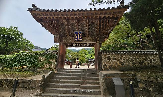 일주문(조계문). 계단에는 원숭이 석상이 있다.