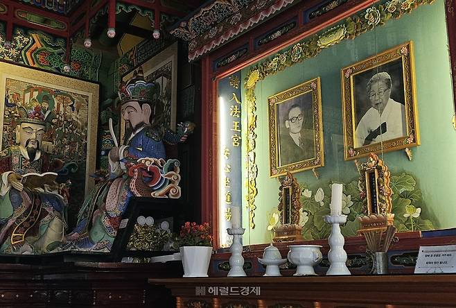 지장전 내부. 박인천 금호그룹 창업주와 부인 이순정 여사의 위패가 봉안돼 있다.