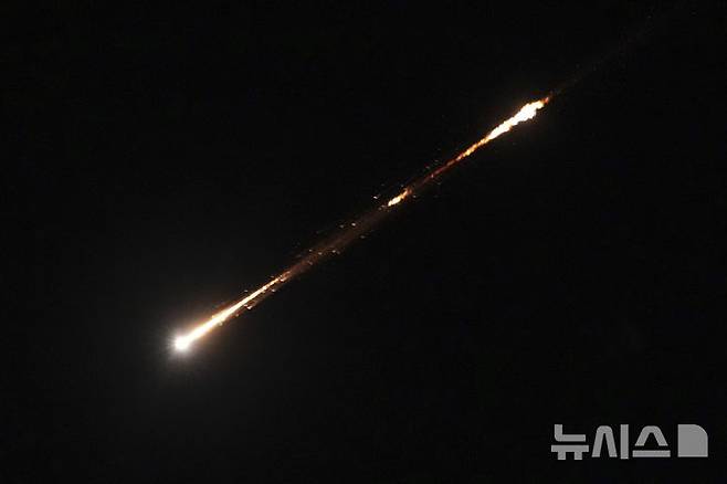 [예루살렘=AP/뉴시스] 이란이 18일(현지 시간) 이스라엘의 해킹 공격을 막기 위해 인터넷을 전면 차단했다. 사진은 전날 이스라엘 예루살렘 상공에서 이란이 발사한 미사일이 궤적을 그리며 비행하는 모습. 2025.06.19.