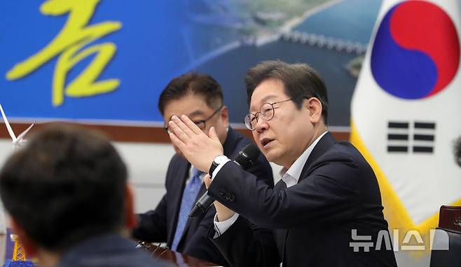 [김제=뉴시스] 김얼 기자 = 이재명 제21대 대통령 선거 더불어민주당 경선 후보가 24일 전북 김제시 새만금33센터에서 열린 전북 미래에너지 현장 간담회에 참석해 인사말을 하고 있다.(전북사진기자단 공동 취재) 2025.04.24. pmkeul@newsis.com