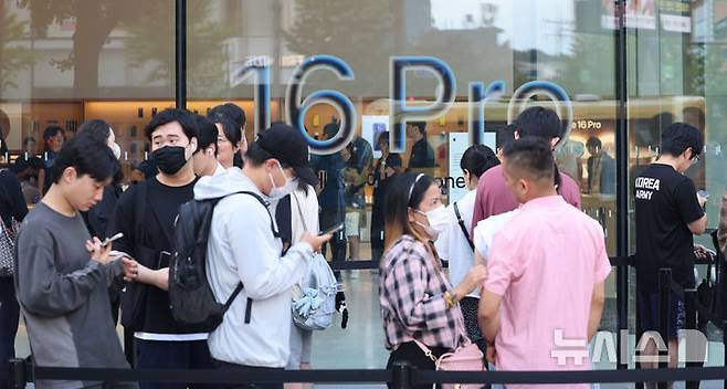 [서울=뉴시스] 18일(현지 시간) CNBC에 따르면 TF인터내셔널 증권의 밍치 궈 애널리스트는 애플이 폴더블 아이폰을 출시하고, 삼성디스플레이가 만든 화면을 탑재할 가능성이 높다고 밝혔다. 사진은 지난해 9월 서울 마포구의 한 애플 매장 앞에 구매객들이 아이폰16 제품 수령을 기다리고 있는 모습. 2025.06.19.