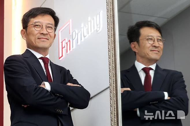 [서울=뉴시스] 홍효식 기자 = 최준우 에프앤자산평가 사장이 지난 11일 서울 강서구 에프앤자산평가에서 뉴시스와 인터뷰 전 포즈를 취하고 있다. 2025.06.18. yesphoto@newsis.com