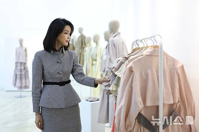 [마드리드=뉴시스] 전신 기자 = 지난 2022년 6월 28일(현지 시간) 윤석열 전 대통령 부인 김건희 여사가 마드리드 주스페인한국문화원을 방문해 K-패션 전시회를 관람하고 있다. 2025.06.19. photo1006@newsis.com