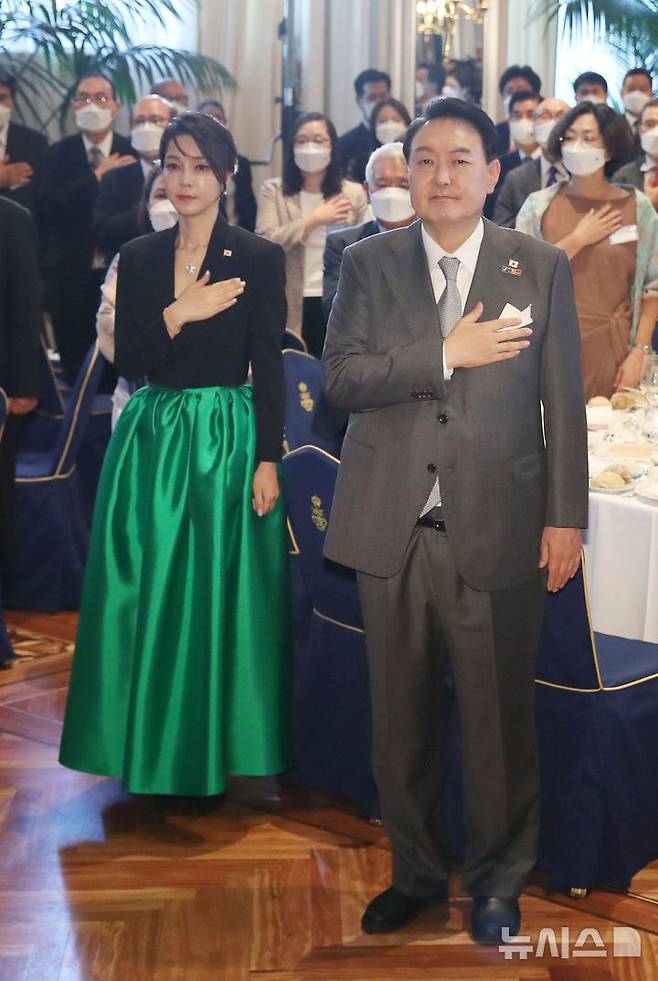 [마드리드=뉴시스] 전신 기자 = 지난 2022년 6월 29일(현지 시간) 윤석열 전 대통령과 부인 김건희 여사가 마드리드 한 호텔에서 열린 스페인 동포 초청 만찬간담회에서 국기에 대한 경례를 하고 있다. 2025.06.19. photo1006@newsis.com