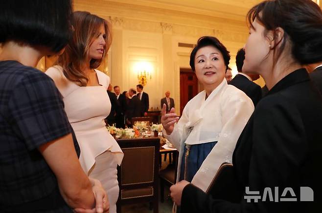 [워싱턴=뉴시스] 전신 기자 = 지난 2017년 6월 29일(현지 시간) 문재인 전 대통령 부인 김정숙 여사가 미국 워싱턴 백악관에서 열린 정상간 상견례 및 만찬을 마친 후 도널드 트럼프 미국 대통령 부인 멜라니아 여사와 대화 나누고 있다. 2025.06.19. photo@newsis.com