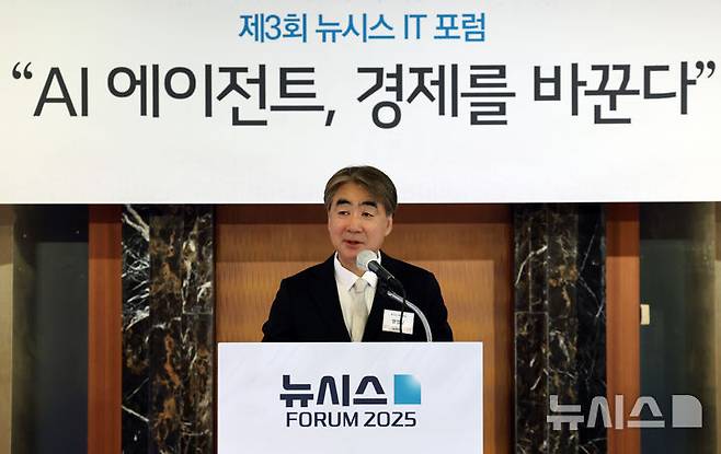 [서울=뉴시스] 배훈식 기자 = 염영남 뉴시스 대표이사 사장이 19일 오전 서울 중구 롯데호텔서울에서 열린 제3회 뉴시스 IT 포럼 "AI 에이전트, 경제를 바꾼다"에서 인사말을 하고 있다. 2025.06.19. dahora83@newsis.com