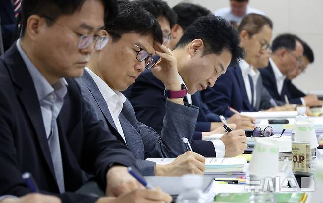 [세종=뉴시스] 강종민 기자 = 19일 세종시 정부세종컨벤션센터에서 열린 국정기획위원회 경제2분과 업무보고에서 산업통상자원부 간부 직원들이 이한주 위원장의 발언을 듣고 있다. 2025.06.19. ppkjm@newsis.com