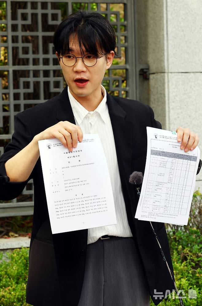 [서울=뉴시스] 박주성 기자 = 백해룡 경정 법률대리인인 이창민 변호사가 19일 서울 서초동 대검찰청 앞에서 마약 수사 외압 사건 검찰 수사 무마 의혹 관련 증거 공개와 설명을 하고 있다. 2025.06.19. park7691@newsis.com