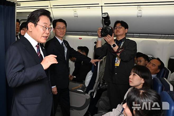 [성남=뉴시스] 최진석 기자 = 주요 7개국(G7) 정상회의 참석을 마친 이재명 대통령이 18일 서울공항을 향하는 공군 1호기에서 기자들과 G7 관련 대화를 하고 있다. 2025.06.19. myjs@newsis.com