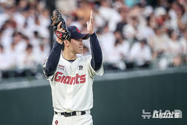 [서울=뉴시스] 프로야구 롯데 자이언츠의 선발 홍민규가 18일 부산 사직구장에서 열린 2025 신한 쏠뱅크 KBO리그 한화 이글스와의 경기 도중 호수비를 펼친 야수를 향해 박수를 보내고 있다. (사진=롯데 자이언츠 제공) 2025.06.18.