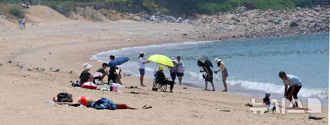[인천=뉴시스] 전진환 기자 = 전국이 30도 안팎의 무더운 날씨를 보인 19일 인천 중구 왕산해수욕장을 찾은 시민들이 바닷바람에 더위를 식히고 있다.  인천 중구지역 해수욕장은 오는 21일 일제히 개장한다. 2025.06.19. amin2@newsis.com