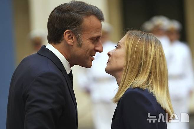 [로마=AP/뉴시스] 에마뉘엘 마크롱(왼쪽) 프랑스 대통령과 조르자 멜로니 이탈리아 총리가 3일(현지 시간) 이탈리아 로마 치기궁 앞에서 만나 인사를 나누고 있다. 2025.06.04.