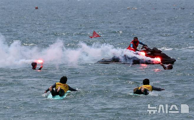 [부산=뉴시스] 하경민 기자 = 부산해경과 서프구조대 등이 19일 부산 해운대구 송정해수욕장에서 이안류 등으로 피서객이 먼 바다로 떠내려가는 상황을 가정한 합동 구조훈련을 하고 있다.부산지역 7개 해수욕장 중 해운대와 송정 해수욕장은 오는 21일 문을 열고, 광안리·송도·다대포·일광·임랑 등 나머지 5개 해수욕장은 오는 7월1일 일제히 개장한다. 2025.06.19. yulnetphoto@newsis.com