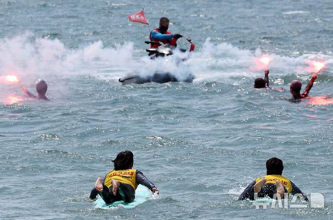 [부산=뉴시스] 하경민 기자 = 부산해경과 서프구조대 등이 19일 부산 해운대구 송정해수욕장에서 이안류 등으로 피서객이 먼 바다로 떠내려가는 상황을 가정한 합동 구조훈련을 하고 있다.부산지역 7개 해수욕장 중 해운대와 송정 해수욕장은 오는 21일 문을 열고, 광안리·송도·다대포·일광·임랑 등 나머지 5개 해수욕장은 오는 7월1일 일제히 개장한다. 2025.06.19. yulnetphoto@newsis.com