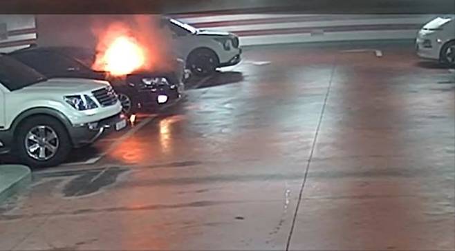 [대전=뉴시스] 19일 오전 9시59분께 대전 동구 우송정보대학교 지하 주차장 1층에 주차된 차량에서 불이 났다. (사진=대전소방본부 제공) 2025.06.19. photo@newsis.com *재판매 및 DB 금지