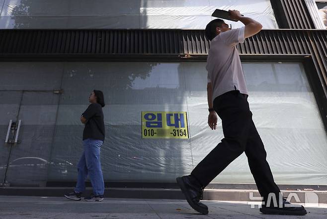 [서울=뉴시스] 김근수 기자 = 11일 서울 시내의 한 폐업 식당 앞에 임대 안내문이 붙어 있다.경기가 악화되고 소비가 줄면서 내수와 밀접한 업종인 숙박 및 음식점업 취업자 수는 1년 전보다 6만 7000명 줄며 15개월 만에 감소로 전환했다. 감소폭은 코로나19가 한창 유행하던 2021년 11월(-8만 6000명) 이후 최대폭으로 줄었다. 2025.06.11. ks@newsis.com