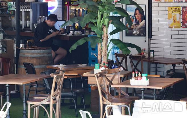 [서울=뉴시스] 황준선 기자 = 지난 12일 서울 시내 한 음식점에서 업주가 손님을 기다리고 있다.이날 한국은행에 따르면 올해 1분기 숙박·음식점업의 금융권 대출 잔액이 사상 처음 90조원을 넘어서며 내수 경기 침체 장기화 속 숙박·음식점업 소상공인의 위기가 깊어지고 있다. 2025.06.12. hwang@newsis.com