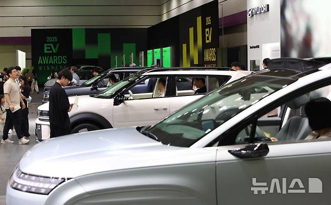 [서울=뉴시스] 김금보 기자 = 지난 3일 코엑스에서 열린 'EV트렌드코리아 2025'에 다양한 전기차가 전시돼있다. 2025.06.03. kgb@newsis.com