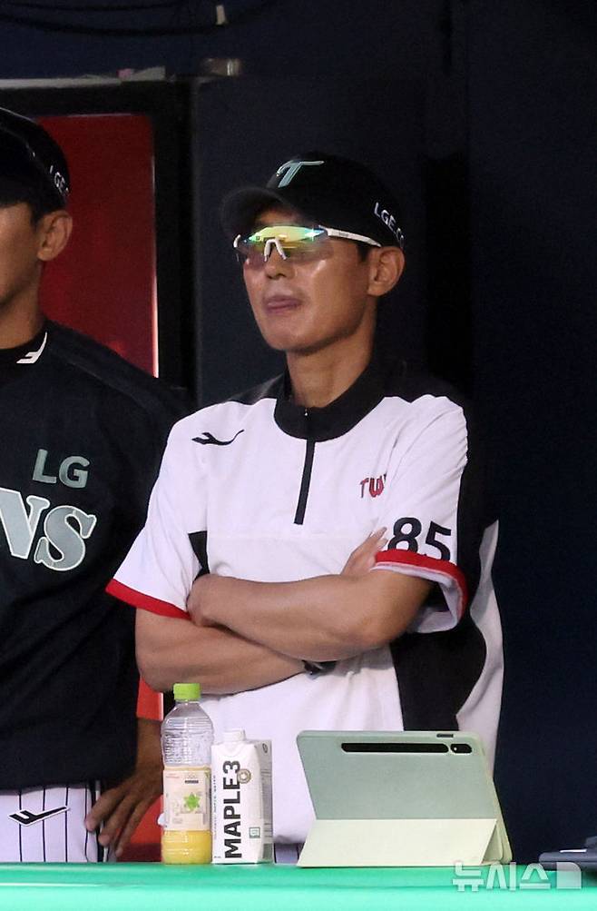 [서울=뉴시스] 배훈식 기자 = 17일 오후 서울 송파구 잠실야구장에서 열린 2025 신한 쏠뱅크 KBO리그 LG 트윈스와 NC 다이노스의 경기, 4회초 2점차로 경기를 끌려가자 LG 염경엽 감독이 입술에 침을 바르며 그라운드를 응시하고 있다. 2025.06.17. dahora83@newsis.com