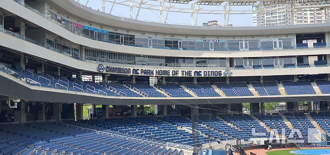 [창원=뉴시스] 강경국 기자 = 경남 창원시와 창원시설공단이 19일 창원NC파크 마산구장에서 시설 보수 부분(관중석 상부에 위치한 NC 구단 홍보용 간판과 조명등에 대한 고정 상태 불량은 용접과 실리콘 처리, 나사 풀림 방지제 도포, 관중석 난간에 설치된 강화유리 1개 안정성 확인)에 대해 언론에 공개하고 있다. 2025.05.19. kgkang@newsis.com