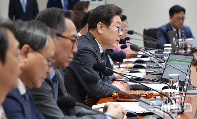 [서울=뉴시스] 고범준 기자 = 이재명 대통령이 19일 서울 용산구 대통령실 청사에서 열린 국무회의에서 발언하고 있다. (대통령실통신사진기자단) 2025.06.19. bjko@newsis.com