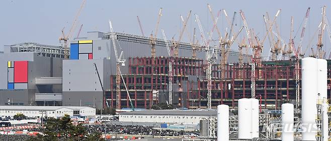 [평택=뉴시스] 김종택 기자 = 국내 반도체 산업 육성을 위한 'K칩스법'(조세특례제한법 개정안)이 30일 국회 본회의를 통과했다. K칩스법은 반도체 투자에 대한 세액 공제율을 대기업은 현행 8%에서 15%로, 중소기업은 16%에서 25%로 확대하는 내용이 담겼다. 사진은 이날 공사가 진행중인 경기도 평택시 삼성전자 평택캠퍼스 모습. 2023.03.30. jtk@newsis.com