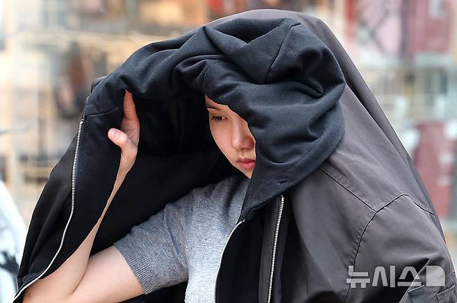 [대구=뉴시스] 이무열 기자 = 전국이 30도 안팎의 무더운 날씨를 보인 19일 대구 중구 동성로에서 한 시민이 겉옷으로 햇빛을 가리고 있다. 2025.06.19. lmy@newsis.com