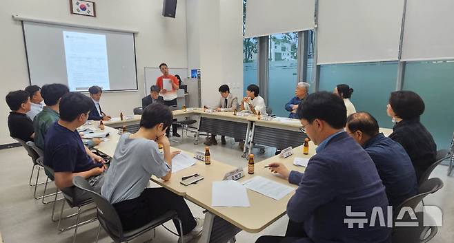 [과천=뉴시스] 공영 버스 주차장 조성을 위한 민관 협의체 회의 현장. (사진=과천시 제공). 2025.06.19.photo@newsis.com