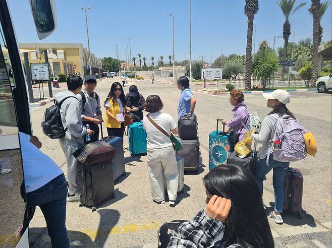 [서울=뉴시스] 이스라엘 체류 우리 국민과 가족 26명이 현지 시각으로19일 우리 정부가 제공한 교통편을 통해 육로로 요르단에 도착했다. (사진=외교부 제공) 2025.06.19 *재판매 및 DB 금지